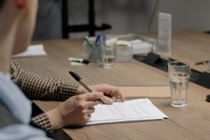 Contratar advogado rural para revisar contrato de compra e venda de fazenda