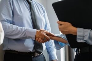 Como revisar contratos de fornecimento de peças plásticas injetadas?